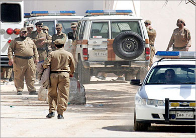 قوات الأمن السعودية خلال عملية توقيف مشتبه بهم